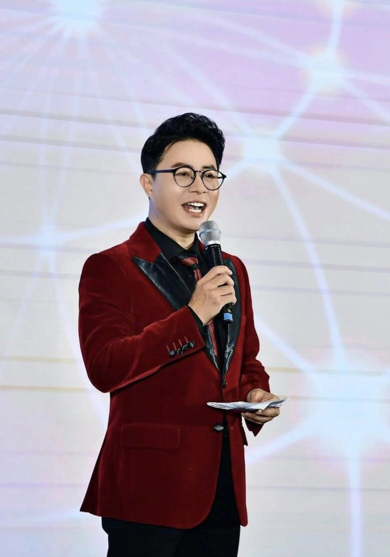 2 nam mc vtv có học vị tiến sĩ người được mệnh danh là thầy giáo hot boy người hạnh phúc bên vợ thạc sĩ - 7