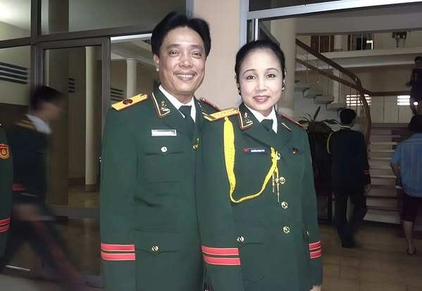 2 nghệ sĩ quân đội kết hôn với bạn đời là thủ trưởng trong đơn vị thiếu tá huyền sâm từng nóng mặt vì bị góp ý - 2