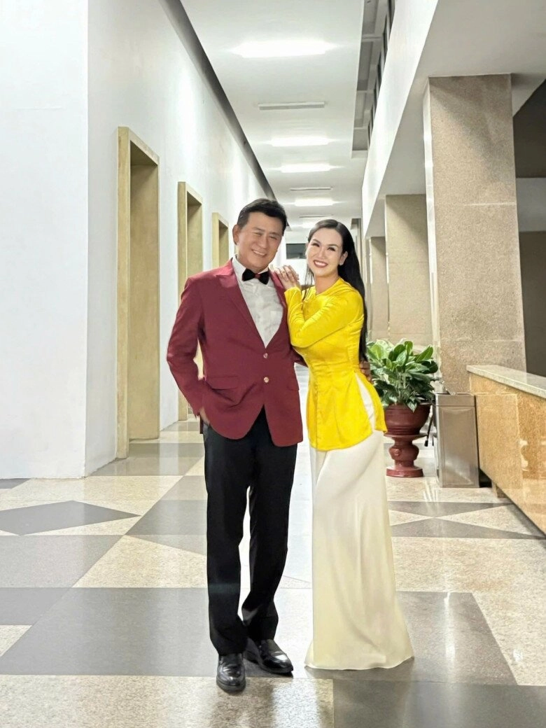 2 nsnd biểu diễn mở màn tại lễ diễu binh người là phó giám đốc người là tiến sĩ âm nhạc - 9