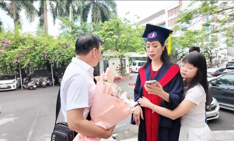 2 nsnd đèn sách học thạc sĩ ở tuổi ngoài 50 trịnh kim chi được chồng con ủng hộ minh hòa về hưu sống kín tiếng - 2