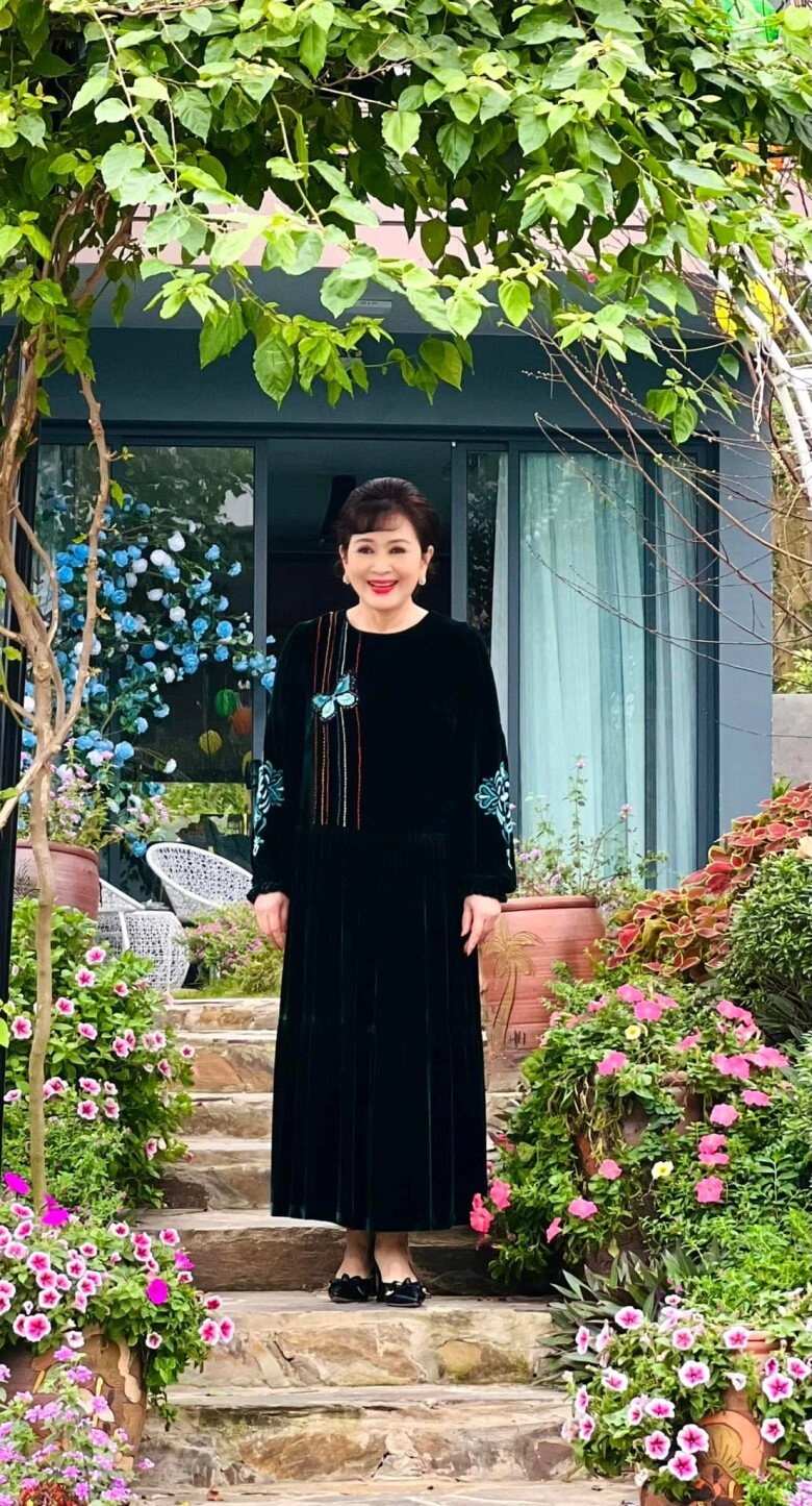 2 nsnd đèn sách học thạc sĩ ở tuổi ngoài 50 trịnh kim chi được chồng con ủng hộ minh hòa về hưu sống kín tiếng - 10