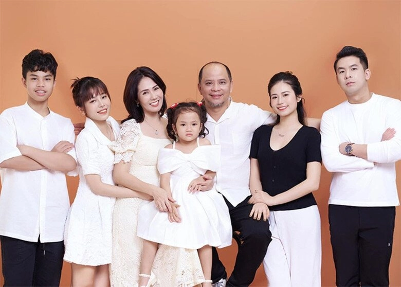 2 sao nữ có học vị thạc sĩ làm mẹ 4 con vẫn trẻ đẹp mặn mà hôn nhân viên mãn bên chồng nghệ sĩ - 10