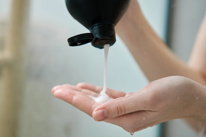 3 loại dầu gội khiến tóc rụng nhiều hơn - 1