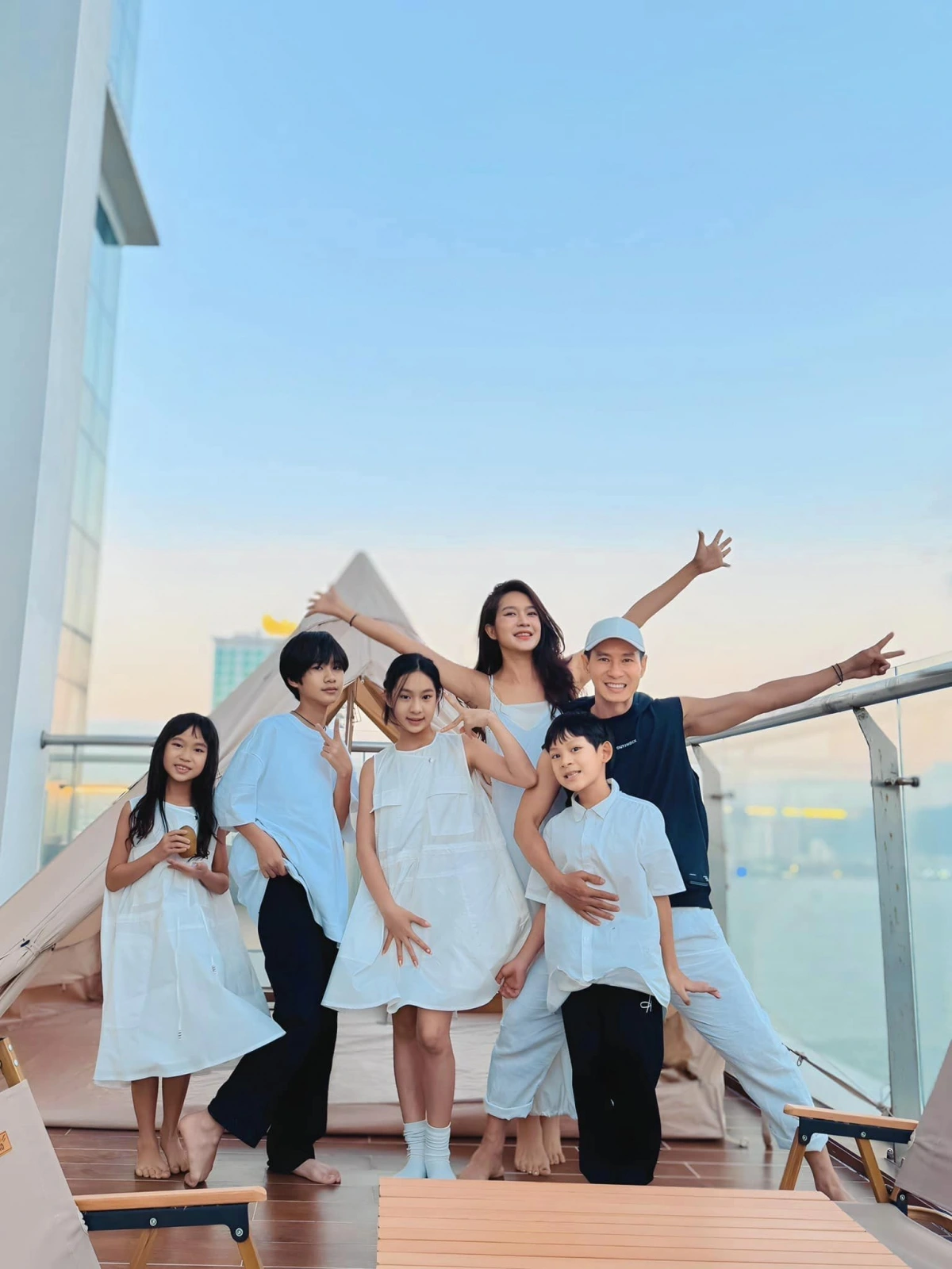 4 con lý hải tan học chưa kịp thay đồng phục liền đi dự sự kiện quý tử út tinh tế che tên trường giúp chị - 5