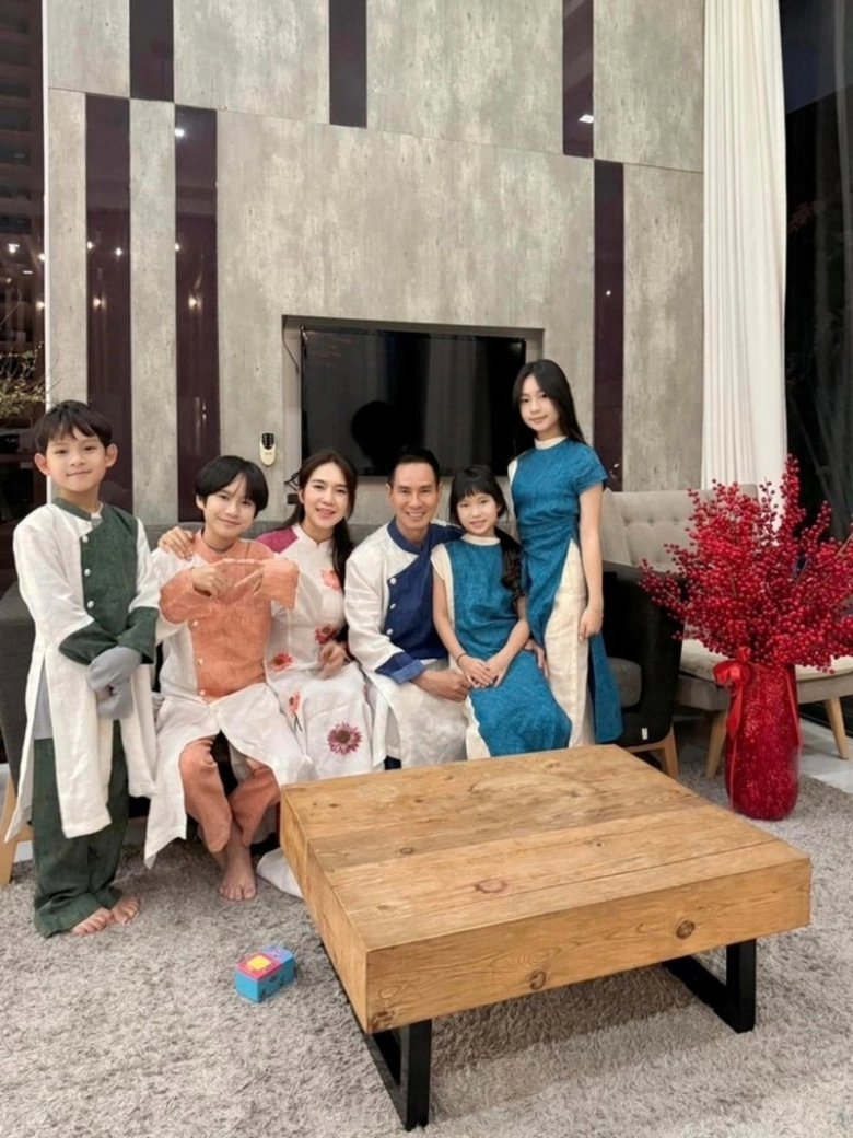 4 con lý hải tan học chưa kịp thay đồng phục liền đi dự sự kiện quý tử út tinh tế che tên trường giúp chị - 7