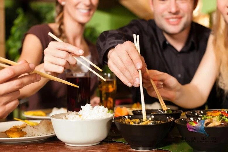 5 bí quyết ăn uống giúp bạn tiệc tùng linh đình mà không sợ cân năng tặng ầm ầm sau tết - 3