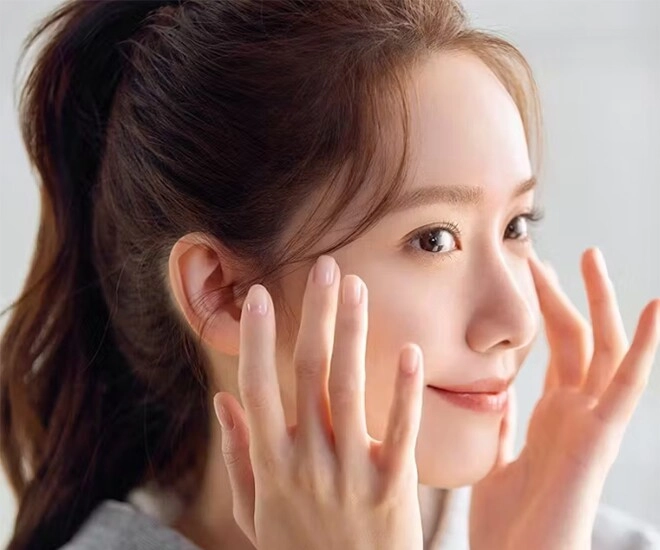 5 mẹo trang điểm giúp lớp nền bám chắc như keo cả ngày hè chỉ một chiêu đơn giản với bông mút giúp da không chút bóng dầu - 1