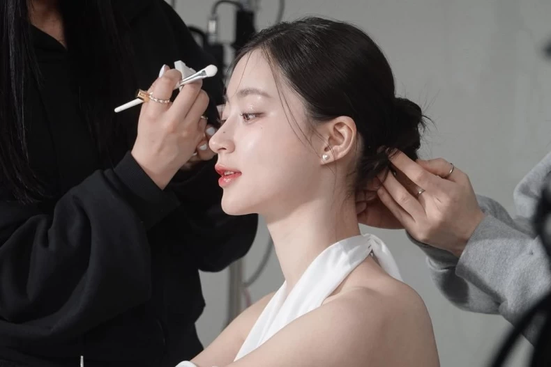 5 mẹo trang điểm giúp lớp nền bám chắc như keo cả ngày hè chỉ một chiêu đơn giản với bông mút giúp da không chút bóng dầu - 6