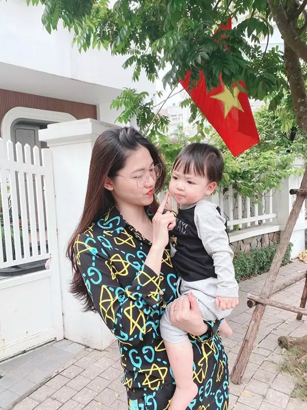 Á hậu 1m81 mỗi lần mang bầu là sắm túi mới đưa con đi tựu trường cũng đeo túi gần 4 tỷ ở nhà chăm con mặc đồ ngủ 50 triệu - 6