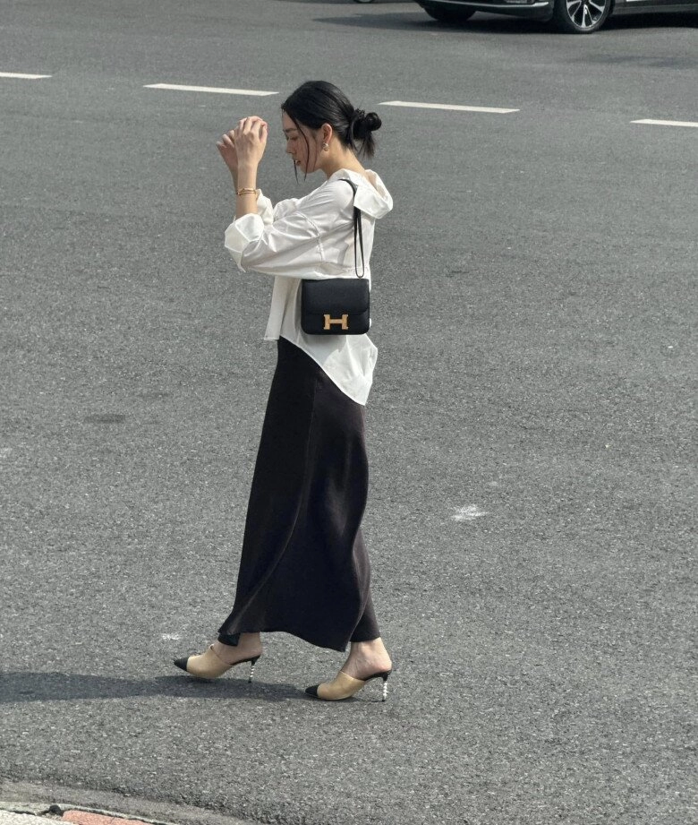Á hậu lấy chồng năm 20 tuổi có bộ sưu tập túi chanh sả toàn thương hiệu đắt đỏ có chiếc như hàng mây tre đan mà cả chục triệu - 4