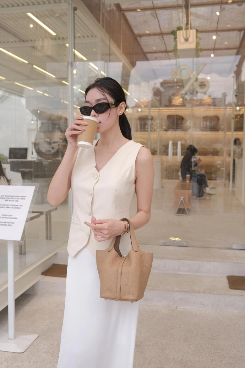 Á hậu lấy chồng năm 20 tuổi có bộ sưu tập túi chanh sả toàn thương hiệu đắt đỏ có chiếc như hàng mây tre đan mà cả chục triệu - 6