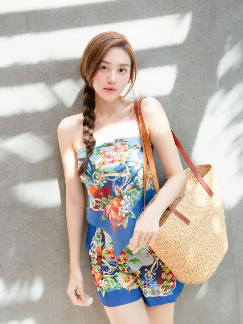Á hậu lấy chồng năm 20 tuổi có bộ sưu tập túi chanh sả toàn thương hiệu đắt đỏ có chiếc như hàng mây tre đan mà cả chục triệu - 8