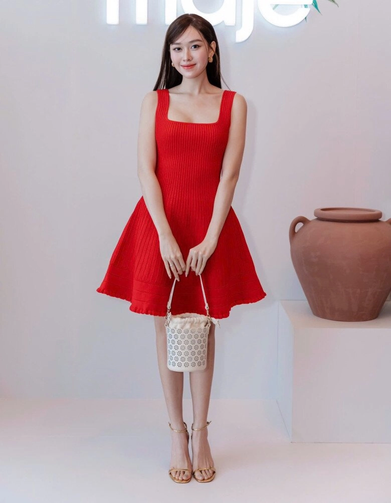 Á hậu lấy chồng năm 20 tuổi có bộ sưu tập túi chanh sả toàn thương hiệu đắt đỏ có chiếc như hàng mây tre đan mà cả chục triệu - 9