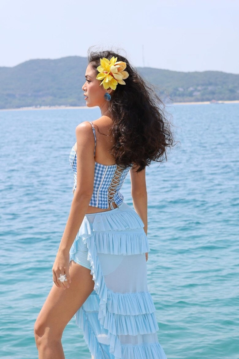 Á hậu một con diện bikini nhỏ xíu khoe dáng căng đét ngay lập tức được khuyên trở lại đường đua hương sắc - 13