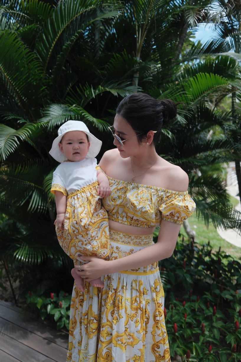 Á hậu tú anh và con gái ngọt ngào trong khoảnh khắc mặc đồ đôi - 2