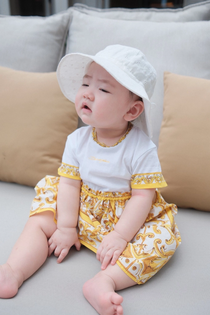 Á hậu tú anh và con gái ngọt ngào trong khoảnh khắc mặc đồ đôi - 3
