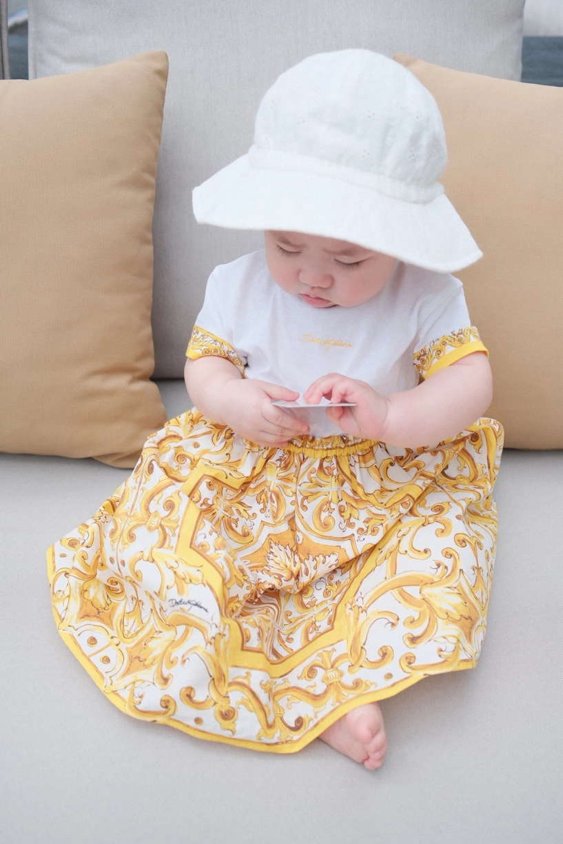 Á hậu tú anh và con gái ngọt ngào trong khoảnh khắc mặc đồ đôi - 4