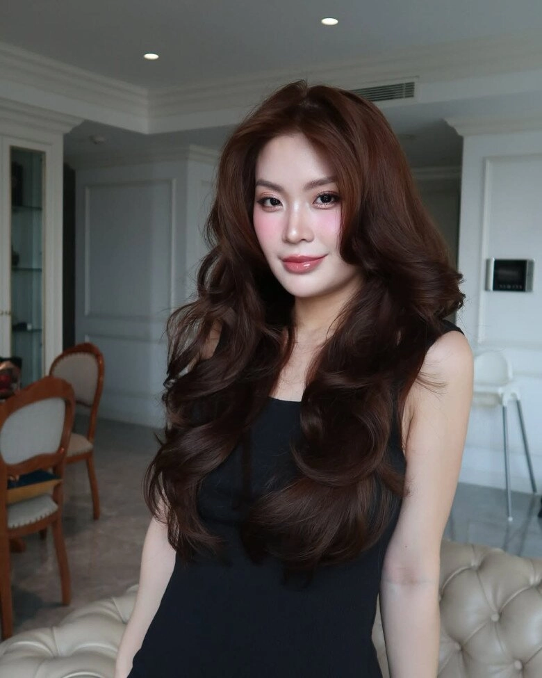 Á hậu việt được rước dâu bằng siêu xe 10 tỷ sắc vóc mẹ 2 con đẹp hút hồn nhìn gia tài túi hiệu chỉ biết mê - 3