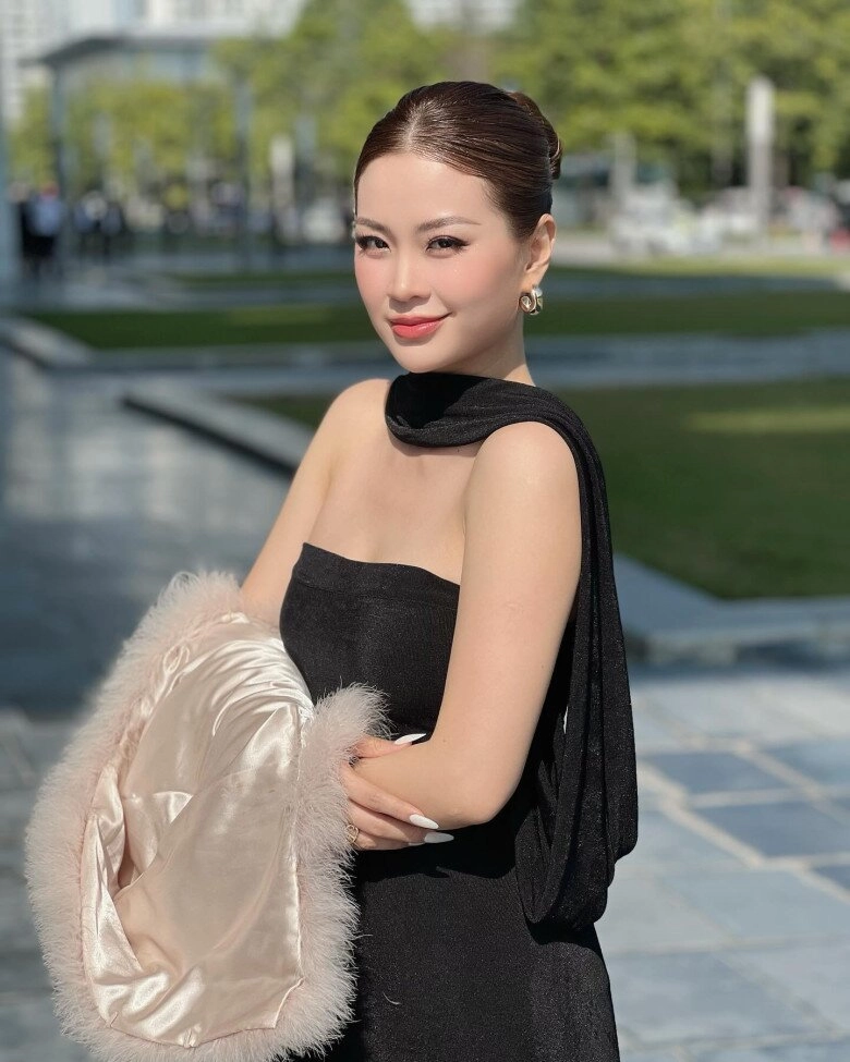 Á hậu việt được rước dâu bằng siêu xe 10 tỷ sắc vóc mẹ 2 con đẹp hút hồn nhìn gia tài túi hiệu chỉ biết mê - 17