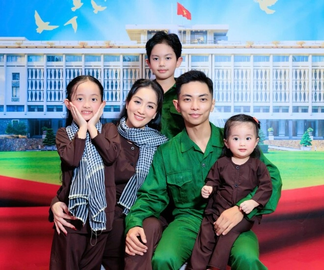 Ái nữ khánh thi xinh như búp bê lên đồ đón lễ 304 phan hiển ngắm 3 con háo hức chờ vợ sinh thêm - 1