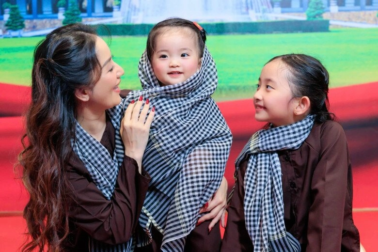 Ái nữ khánh thi xinh như búp bê lên đồ đón lễ 304 phan hiển ngắm 3 con háo hức chờ vợ sinh thêm - 4