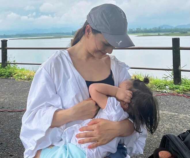 Ái nữ lai tây nhà lan phương hơn 1 tuổi vẫn thèm sữa mẹ nữ diễn viên bế con cho bú giữa đoàn phim - 1