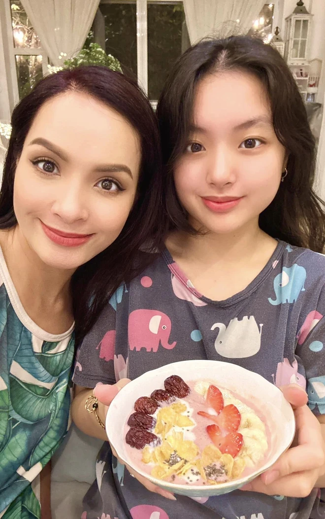 Ái nữ nhà siêu mẫu đình đám từng nặng 64kg chỉ ăn nửa chén cơm một ngày nay lột xác xinh như sao hàn - 1