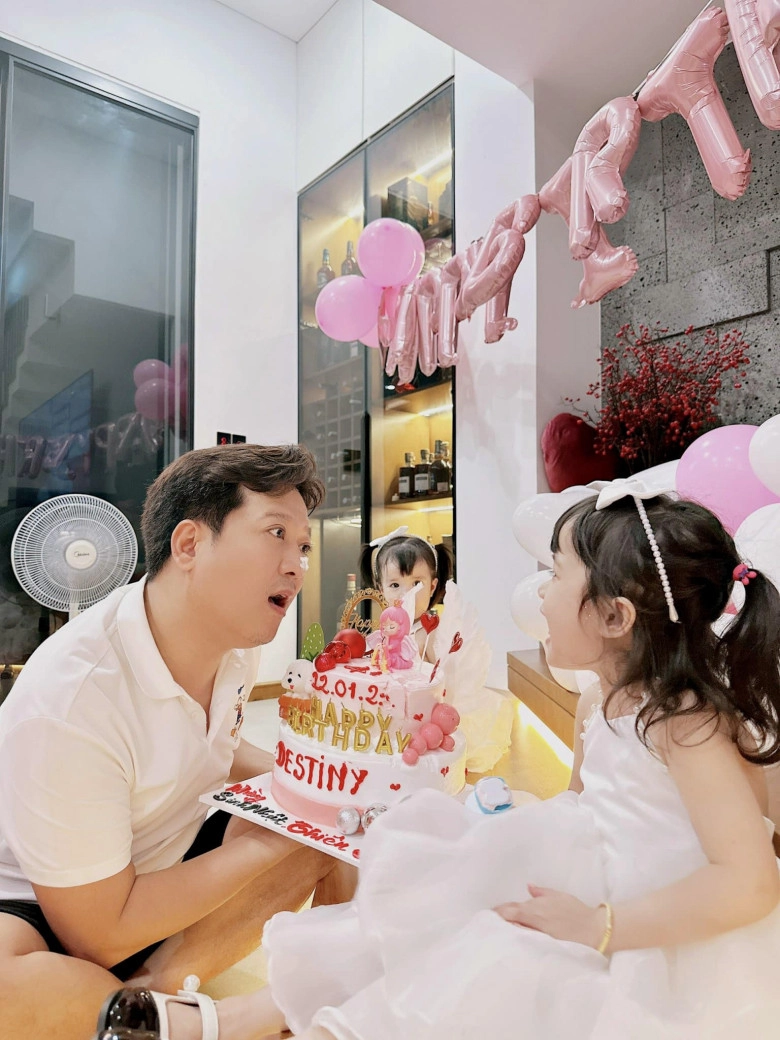 Ái nữ xinh như búp bê của trường giang líu lo hát tiếng pháp nhã phương cho biết con mệt vì học nhiều ngoại ngữ - 7