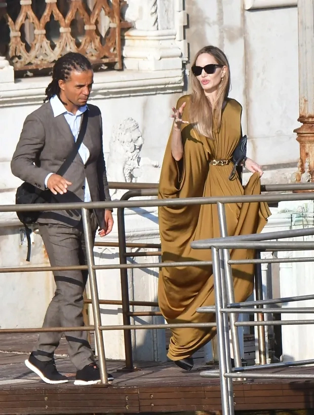 Angelina jolie và bạn trai tin đồn dành hai đêm bên nhau ở khách sạn - 1