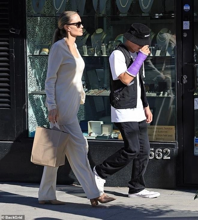 Angelina jolie vừa lơ là pax thiên đã mất kiểm soát tìm tới câu lạc bộ thoát y say xỉn không đi nổi - 7