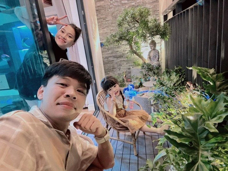 anh ruột kém 12 tuổi của nsưt kiều anh từ bốc vác giờ ở nhà 10 tỷ con gái 5 tuổi khéo diễn giống cha - 13