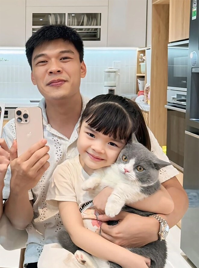 anh ruột kém 12 tuổi của nsưt kiều anh từ bốc vác giờ ở nhà 10 tỷ con gái 5 tuổi khéo diễn giống cha - 15