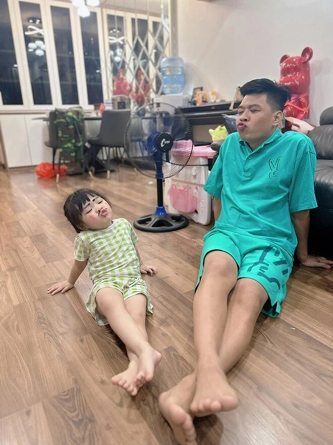 anh ruột kém 12 tuổi của nsưt kiều anh từ bốc vác giờ ở nhà 10 tỷ con gái 5 tuổi khéo diễn giống cha - 16