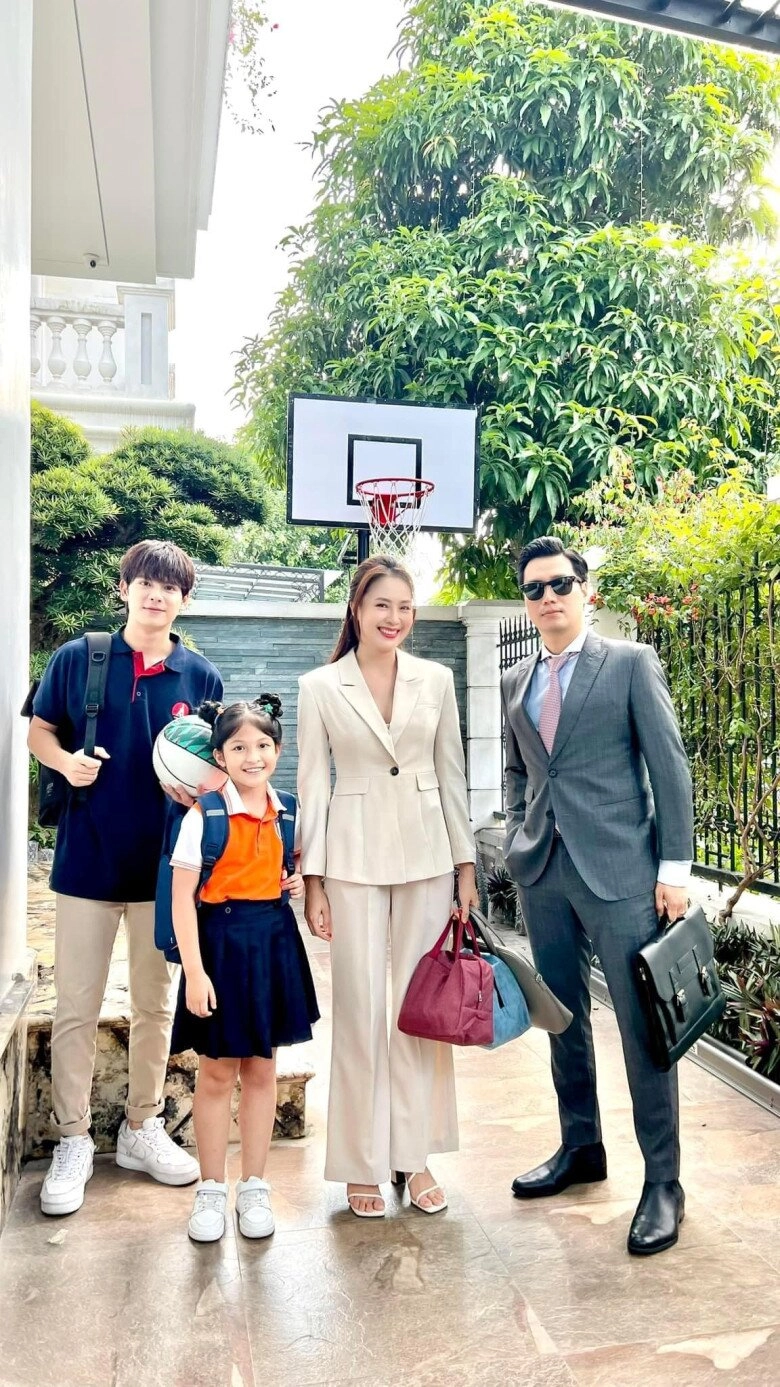 anh trai ngọc huyền cứ đóng với ai là người đó lấy chồng hé lộ về ông bố phó hiệu trưởng trường sân khấu - 9