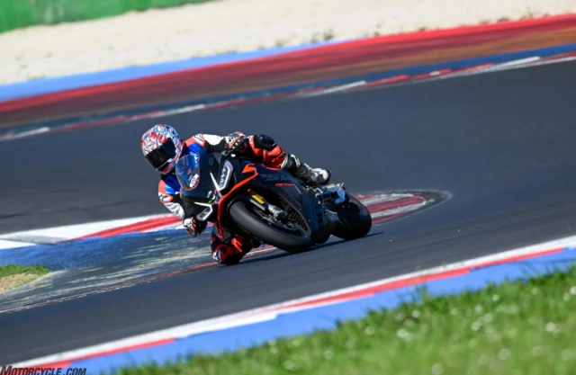 Aprilia rsv4 factory 1100 2026 đỉnh cao sức mạnh và sự tinh tế trên hai bánh xe - 17