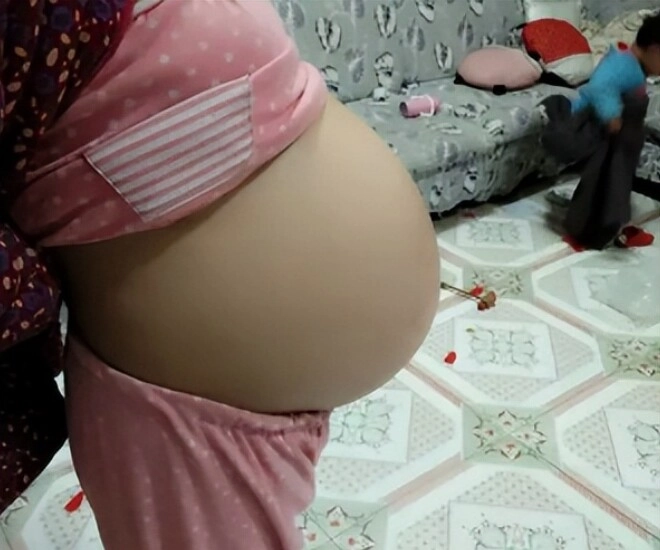 Bà mẹ đau khổ khi con gái 12 tuổi bụng đã phình to bác sĩ hoang mang khi siêu âm cho đứa trẻ - 1
