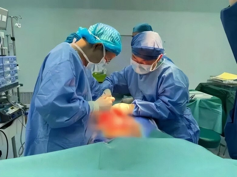 Bà mẹ đau khổ khi con gái 12 tuổi bụng đã phình to bác sĩ hoang mang khi siêu âm cho đứa trẻ - 2