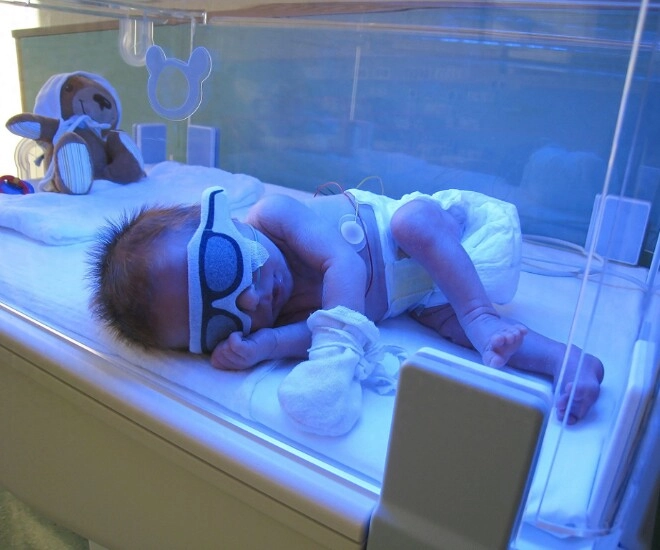 Bác sĩ đề nghị điều trị vàng da cho cháu sơ sinh nhưng bà nội kiên quyết từ chối 1 tháng sau cả gia đình suy sụp - 1