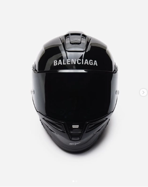 Balenciaga x alpinestars khi thời trang cao cấp chính thức chơi thật với đồ bảo hộ mô tô - 1