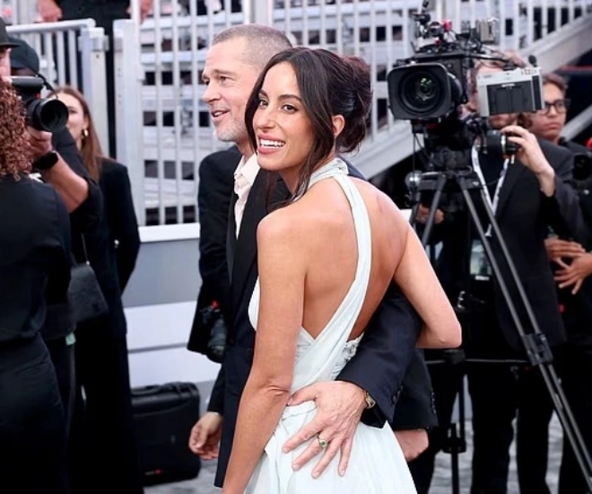 Bạn gái đáng tuổi con của brad pitt lộ nhan sắc hao hao angelina jolie có hành động khẳng định chủ quyền với đàng trai - 1
