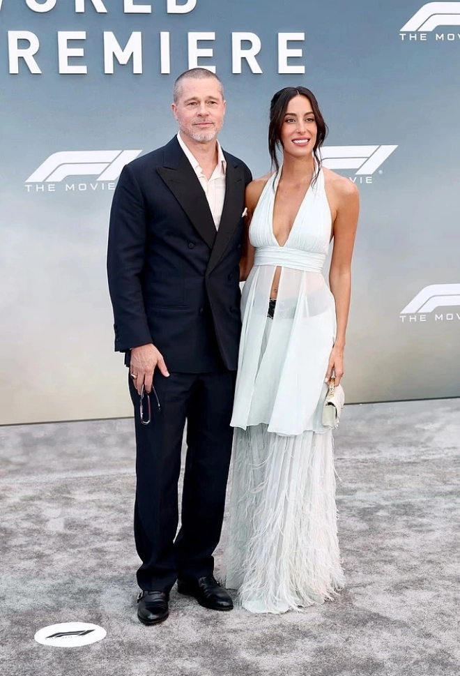Bạn gái đáng tuổi con của brad pitt lộ nhan sắc hao hao angelina jolie có hành động khẳng định chủ quyền với đàng trai - 2