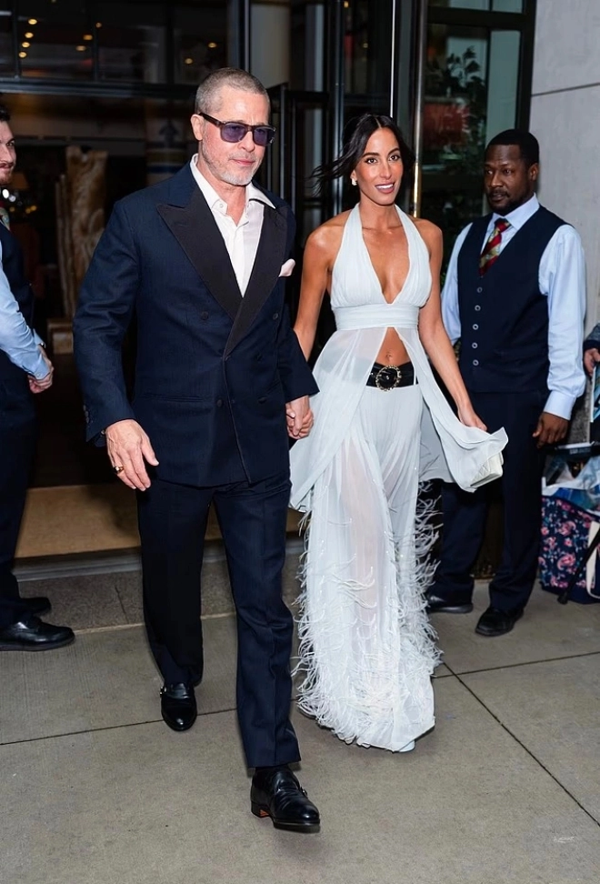 Bạn gái đáng tuổi con của brad pitt lộ nhan sắc hao hao angelina jolie có hành động khẳng định chủ quyền với đàng trai - 7