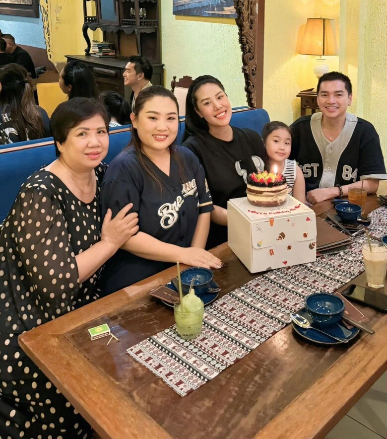 Vợ mới quang minh cùng gia đình chào đón quý tử mẹ ruột và con gái riêng thân thiết bên người chồng nổi tiếng - 6