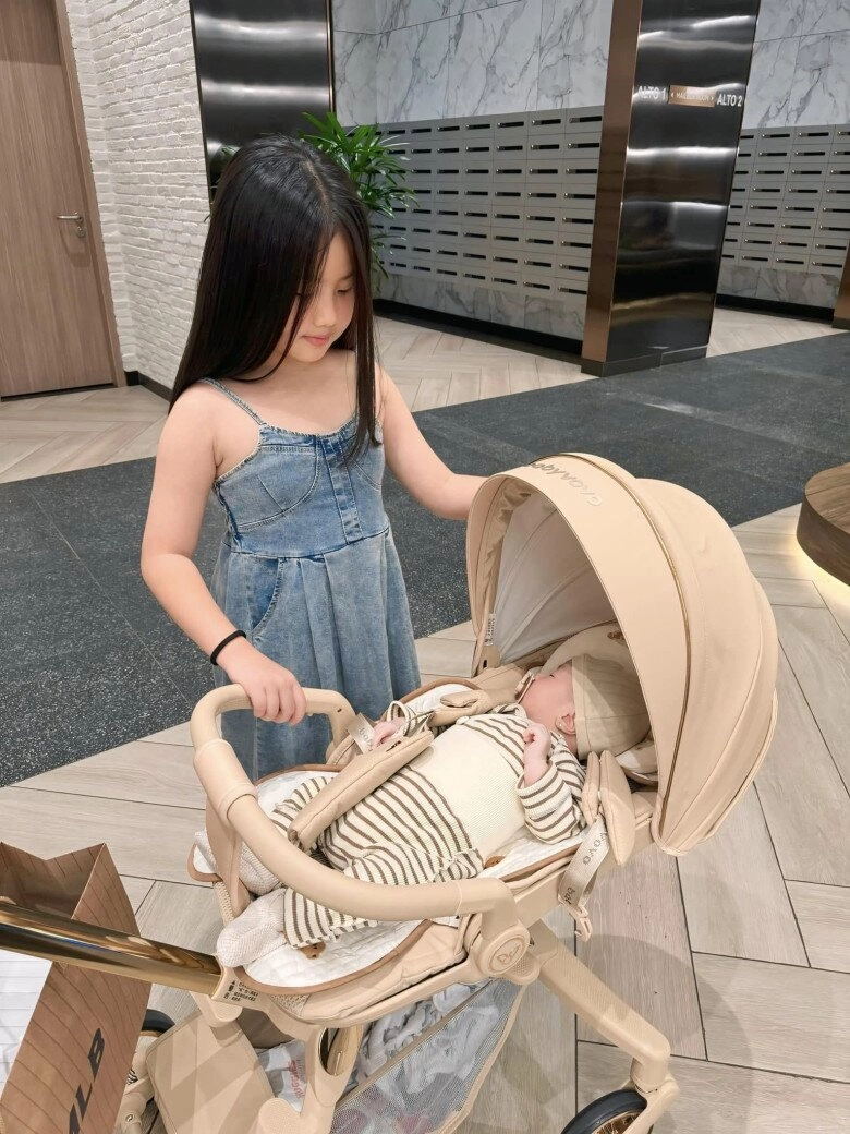 Bạn gái quang minh khoe cảnh con riêng chăm em trai chung nửa huyết thống bé dustin là bản sao của bố danh hài - 8