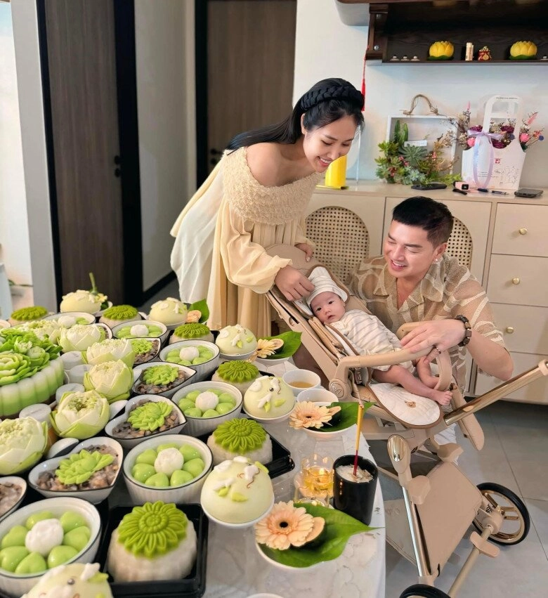 Bạn gái quang minh khoe cảnh con riêng chăm em trai chung nửa huyết thống bé dustin là bản sao của bố danh hài - 9