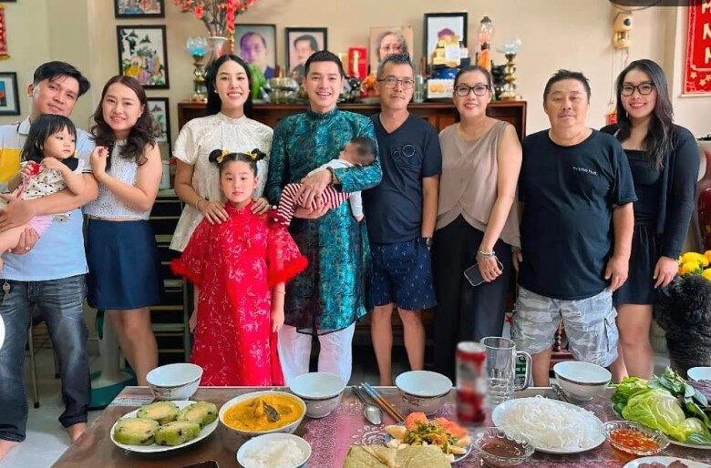 Bạn gái quang minh khoe cảnh con riêng chăm em trai chung nửa huyết thống bé dustin là bản sao của bố danh hài - 14