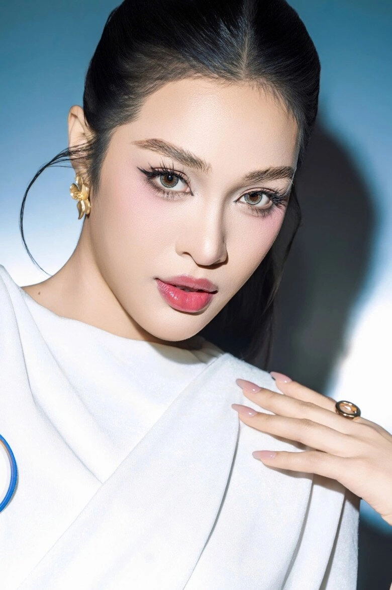 Bản sao hoa hậu khánh vân là cô giáo dạy catwalk được dự đoán đăng quang hoa hậu hoàn vũ - 7