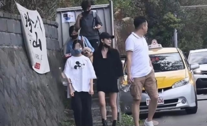 Bằng chứng cho thấy 2 con của từ hy viên sống tốt hơn khi ở với bố ruột uông tiểu phi và mẹ kế - 6