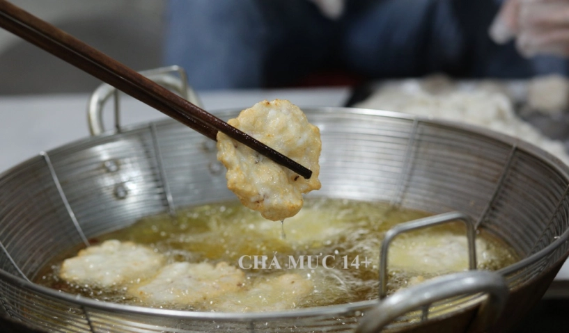 Bánh cuốn chả mực nổi tiếng ngay phố ẩm thực bãi cháy - 2