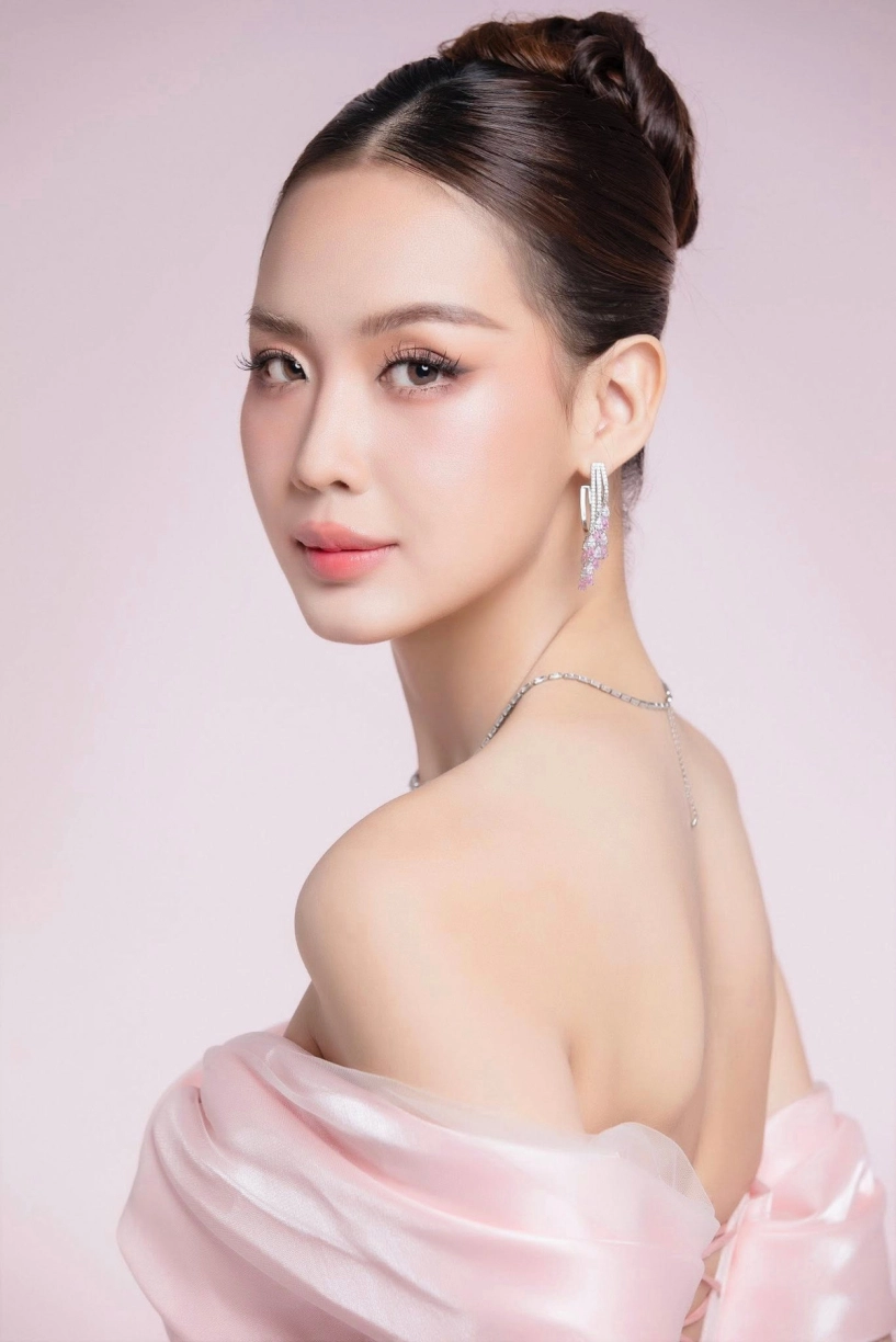 Bảo ngọc khoe bộ sưu tập danh hiệu giấy khen sau tin thi miss world 2026 - 6